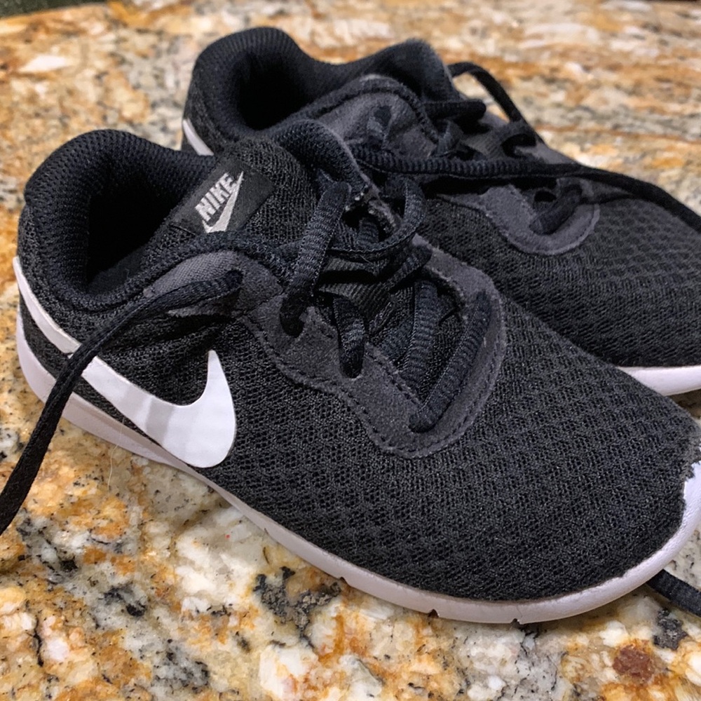 Toddler Nike Tanjan Shoes with laces